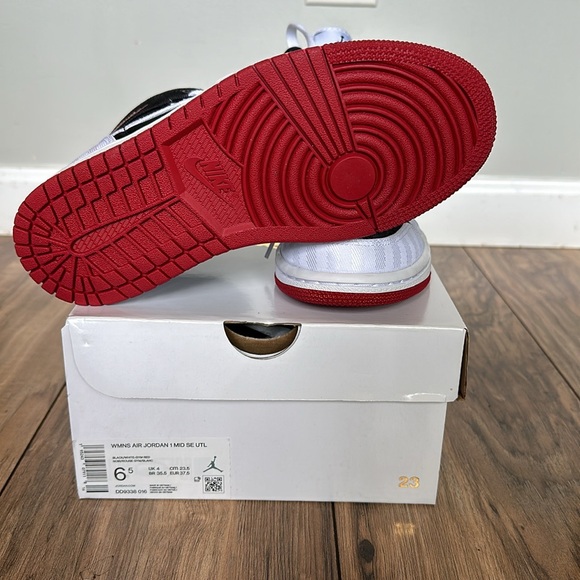 WMNS AIR JORDAN 1 MID SE - Picture 6 of 9
